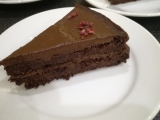 Čokoládová torta z červenej repy s avokádovým krémom