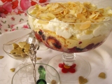 Trifle - opitý piškótový  pohár s vaječným krémom