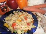 Čínske rezance so zeleninou / wok