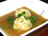 Hubova polievka v masovom vyvare s knedlickami od maris