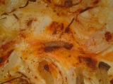 Pizza s cibuľou, údenou slaninkou a mletou červenou paprikou