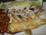 Ryba s pikantnou sosovicou na cesnaku a koriandre.