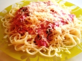 Špagety s jahodovou omáčkou
