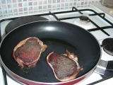 tournedos na hubach s cervenou cibulou