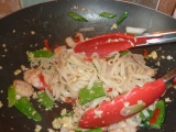 “Pad Thai” alebo opekané ryžové rezance s krevetami a zeleninou