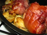 Pečené bravčové kolená so zemiakmi, cibuľou a cesnakom