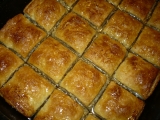 Orechový zákusok  z lístkového cesta (niečo ako baklava)