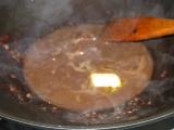 Kuracia pečienka s karamelizovanou červenou cibulou v madeirovej omáčke.