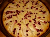 Tvarohový koláč s jablkami a brusnicami