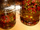 Zelené korenie a chilli naložené v oleji /Zelený pepř a chilli naložený v oleji
