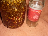 Zelené korenie a chilli naložené v oleji /Zelený pepř a chilli naložený v oleji