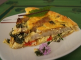 Slaný koláč z listového těsta (quiche), plněný osmaženou jarní cibulkou, paprikou a klobáskami