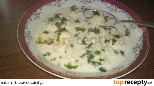 Osviežujúca biela letná karfiolová polievka