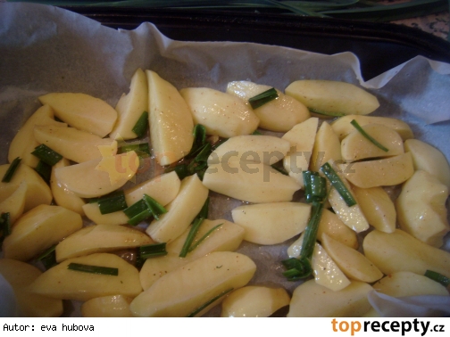 Pečené zemiaky s cesnakovými listami /Pečené brambory s česnekovými listy