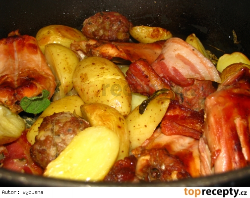 Pečený králik na tymiáne a šalvii  s mäsovo-jablkovými guľkami