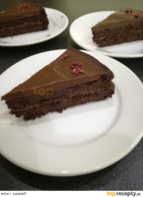 Čokoládová torta z červenej repy s avokádovým krémom