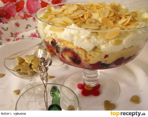 Trifle - opitý piškótový  pohár s vaječným krémom