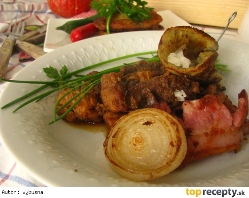 Važecká pochúťka - mäsové soté v zemiakovej placke