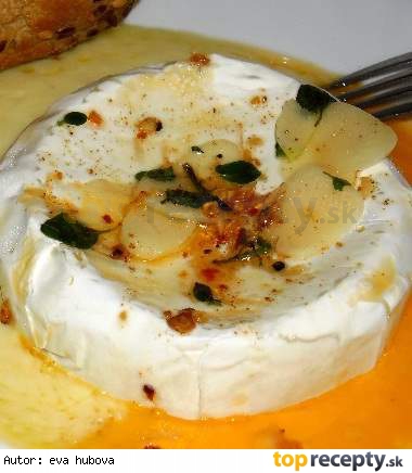 Syr s cesnakom a korením z mikrovlnky /Sýr s česnekem a kořením